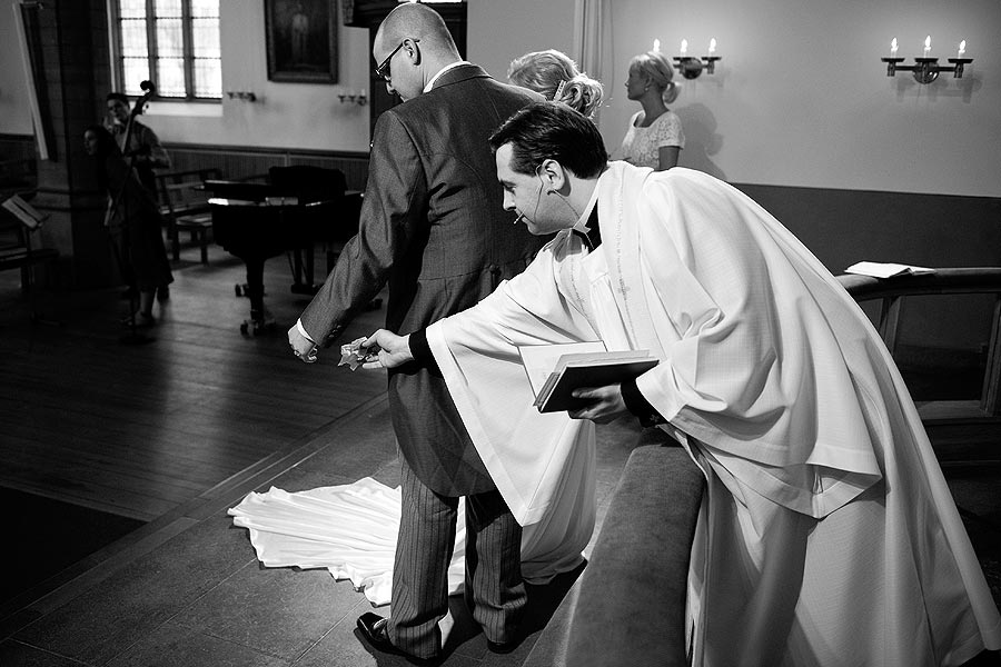 bloopers-helpful-church-priest-at-wedding